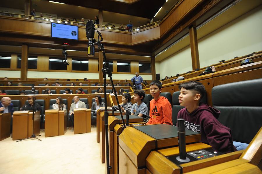 Fotos: Jornada de puertas abiertas en el Parlamento vasco