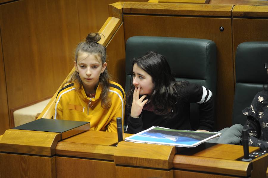 Fotos: Jornada de puertas abiertas en el Parlamento vasco