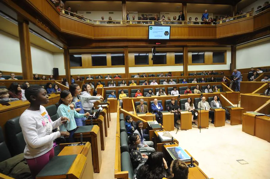 Fotos: Jornada de puertas abiertas en el Parlamento vasco