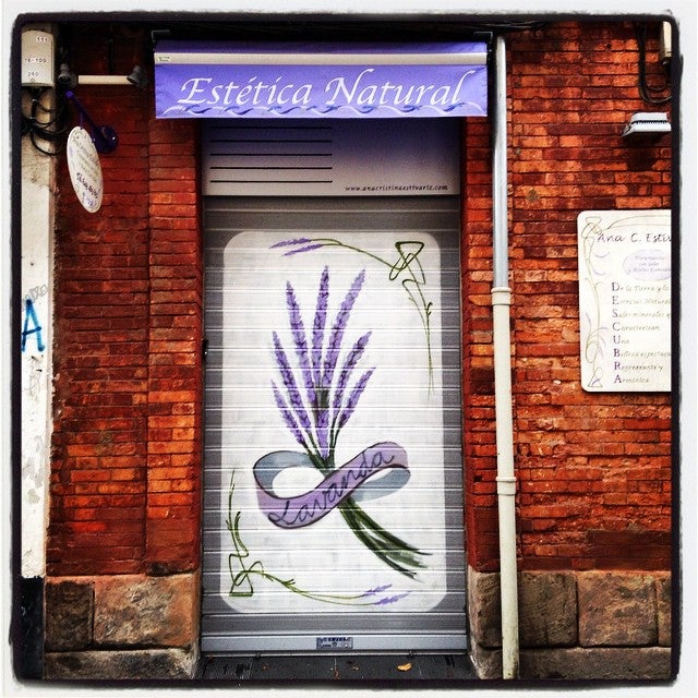 La lavanda está presente en el cierre metálico de este negocio de estética natural situado en la calle Rioja.