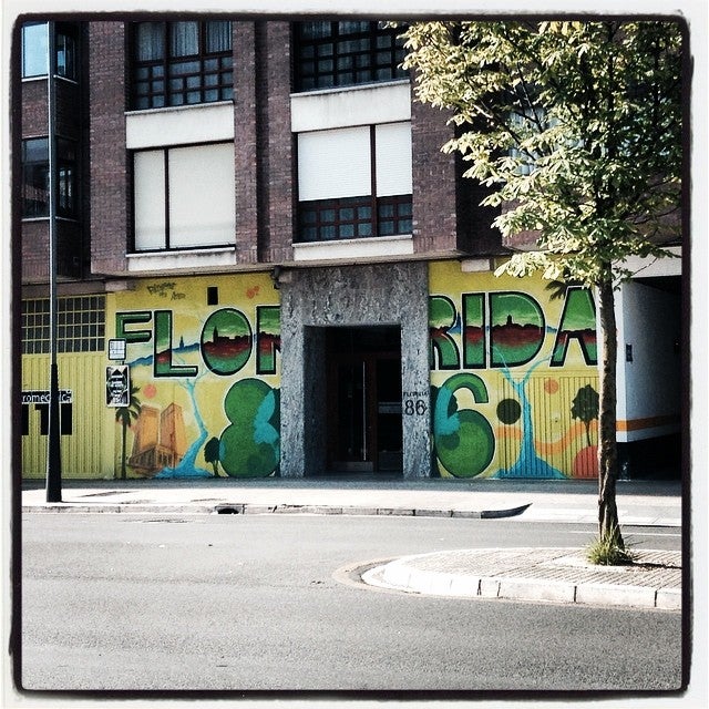 Este taller ubicado en la calle Florida cuenta desde hace años con una fachada de lo más colorida.