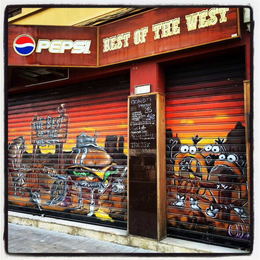 Las hamburguesas, los perritos calientes y los aros de cebolla no podían faltar en la decoración de este establecimiento de comida rápida de la Avenida de Gasteiz.