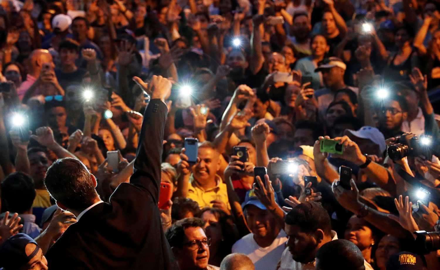 El dirigente opositor venezolano Juan Guaido, al que varios países reconocen como presidente de Venezuela, saluda victorioso a simpatizantes en Caracas, Venezuela 