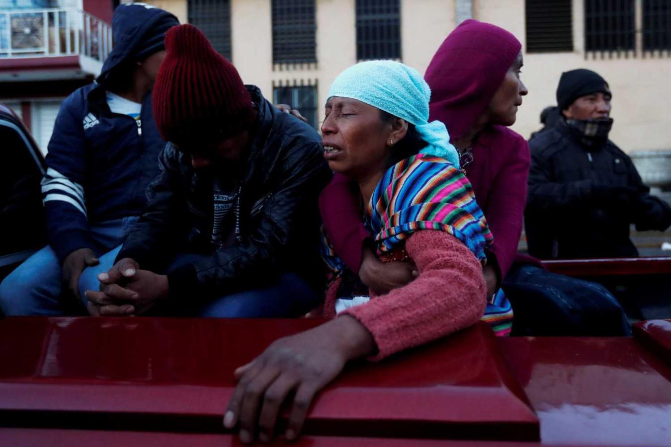 Familiares retiran de la morgue el cuerpo de una de las víctimas de un accidente en carretera a la entrada del municipio de Nahualá. Las autoridades redujeron a 18 el número de víctimas mortales de un atropello en Guatemala, que inicialmente se cifraron en 30, mientras que el de heridos ascendió a 19. 