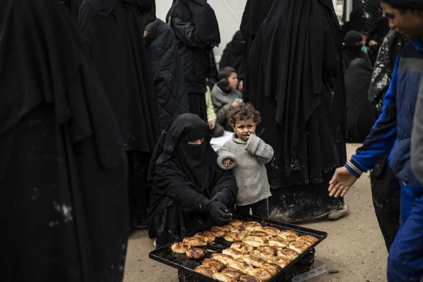 Una mujer con velo, junto a su hija en el campamento de Al-Hol, en Siria