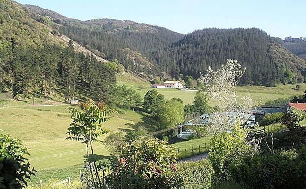 Imagen del valle, con el caserío 'Iturritza' al fondo. 