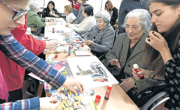 En primer término, Benita, de 95 años, elige imágenes para formar una composición. 86 estudiantes de Bellas Artes y quince residentes participan en el proyecto. 