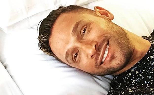 Gorka Calvo trabaja como azafato.