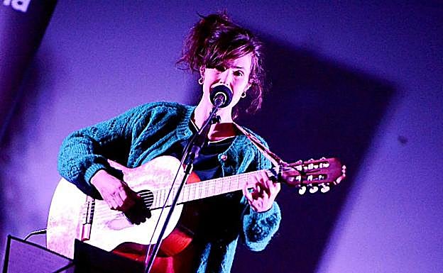 Maite usó una guitarra acústica y dos eléctricas.