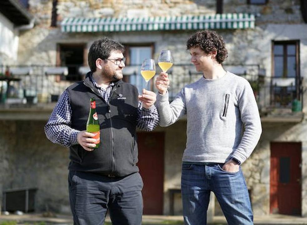 Hur y Joseba Astarbe, ante la fachada del caserío familiar, sidrería de Astigarraga con 456 años de historia.