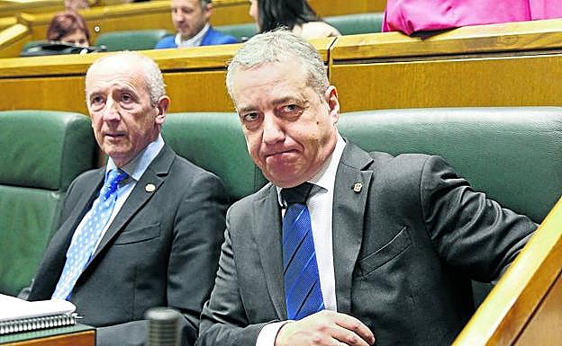 El lehendakari, Iñigo Urkullu, ayer con el portavoz, Josu Erkoreka, en el Parlamento vasco.