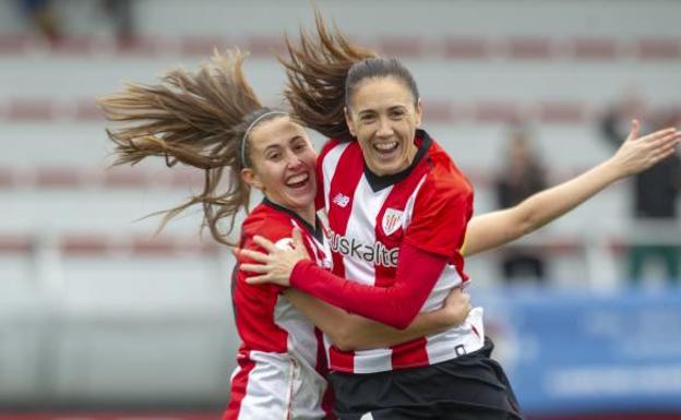 Vanesa Gimbert, a la derecha, celebra un gol junto a su compañera Marta Perea.