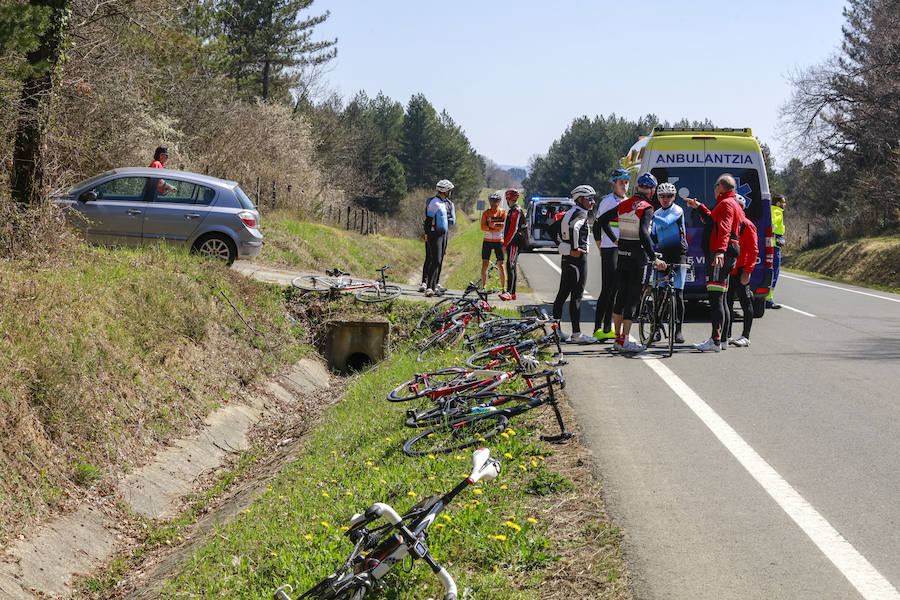 Fotos: Un turismo provoca la caída de un pelotón de 13 ciclistas en la carretera a Marieta, en Álava