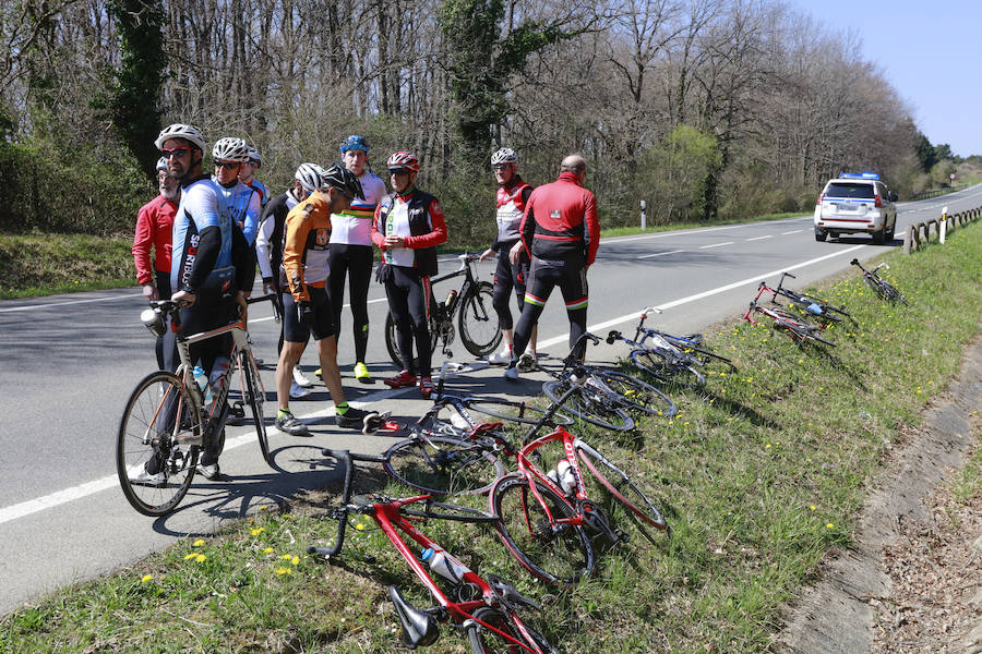 Fotos: Un turismo provoca la caída de un pelotón de 13 ciclistas en la carretera a Marieta, en Álava