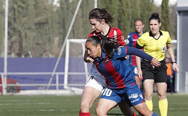 Damaris y Charlyn pugnan por un balón en el choque disputado en Valencia.