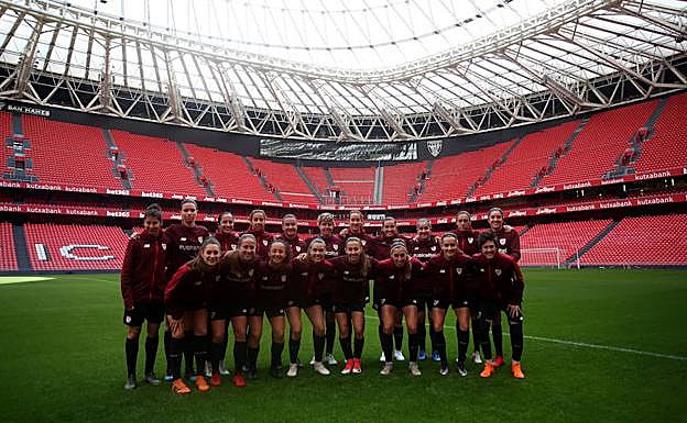 Las jugadoras posan en San Mamés en el entrenamiento de este sábado.