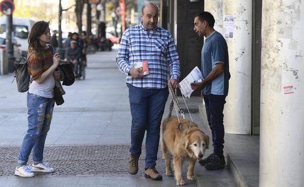 Ortiz con su perro guía, ayer por las calles de Bilbao. 