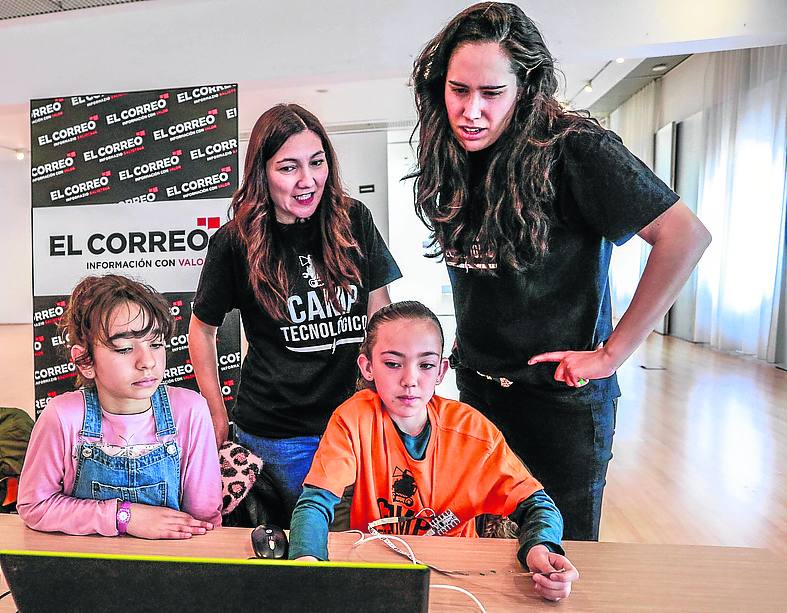 Leire Monforte y Leticia Díez Moreno fueron las encargadas de explicar a las pequeñas los fundamentos de la programación. 