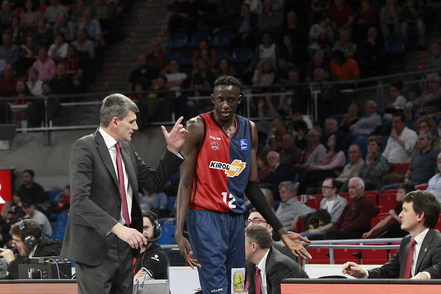 Perasovic habla con Diop. 