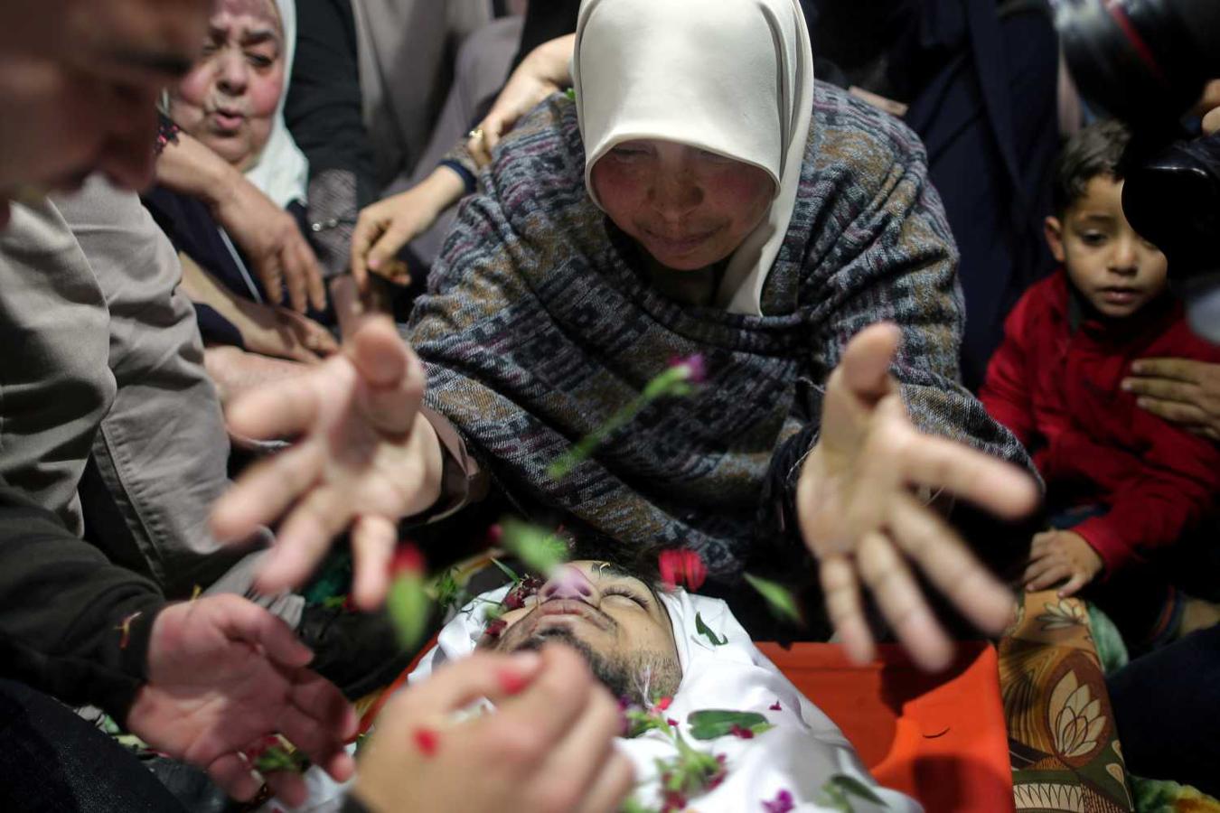 La madre del Tamer Abu Al-Khair, muerto durante una protesta en la frontera entre Israel y Gaza, durante el funeral en Gaza