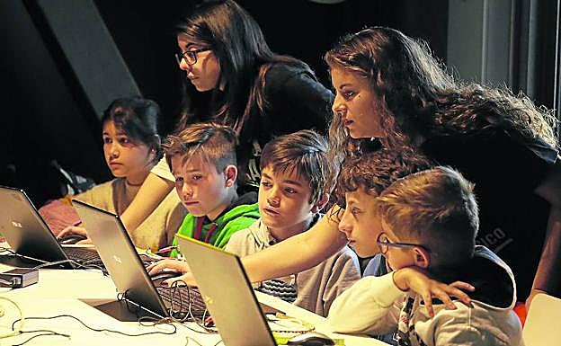 En los talleres celebrados ayer en el Azkuna Zentroa primaron la paridad y las ganas de aprender cosas nuevas.