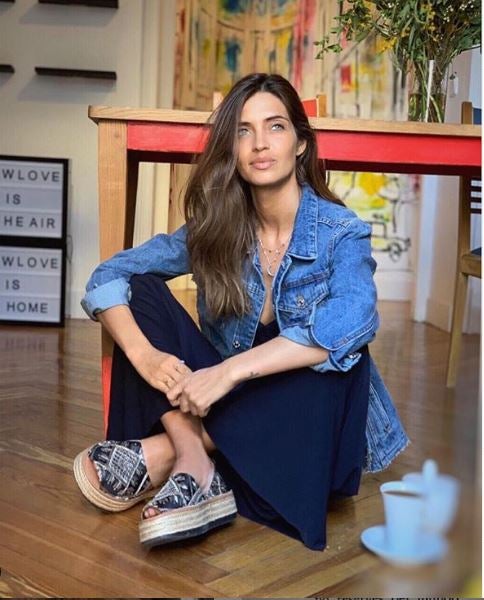 La presentadora suele recurrir a prendas cómodas y versátiles para conseguir looks naturales y frescos