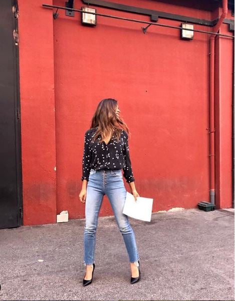 La presentadora suele recurrir a prendas cómodas y versátiles para conseguir looks naturales y frescos