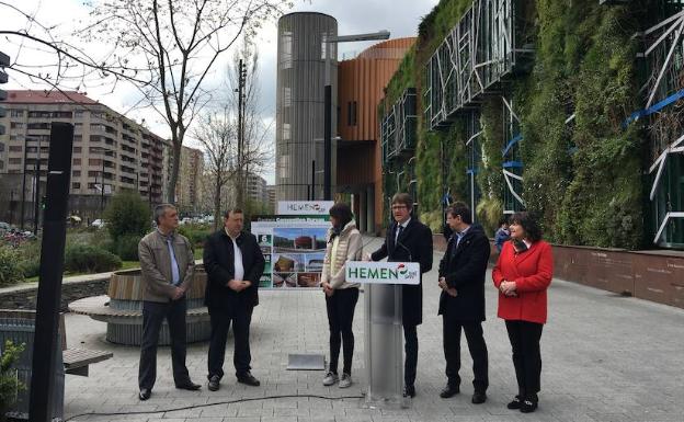 Gorka Urtaran presenta le proyecto de Gasteiz Convention Bureau junto al Palacio Europa. 