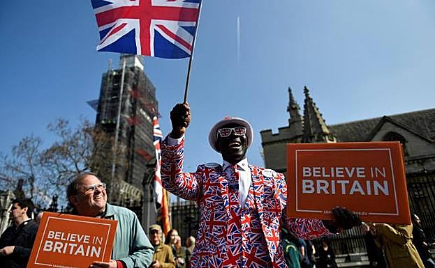 Un grupo de 'brexiters' se concentra frente al Parlamento Británico.