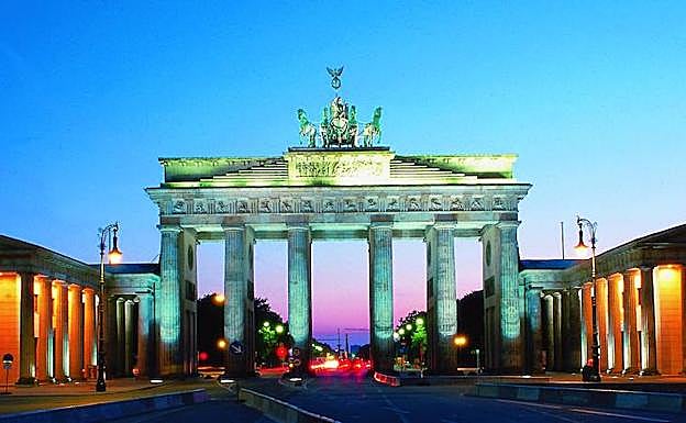 Puerta de Brandenburgo, en Berlin (Alemania) .