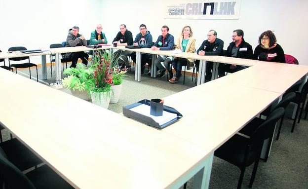 Los representantes de las centrales ELA, LAB, Steilas, CC OO y UGT, solos en la sede del Consejo de Relaciones Laborales. 