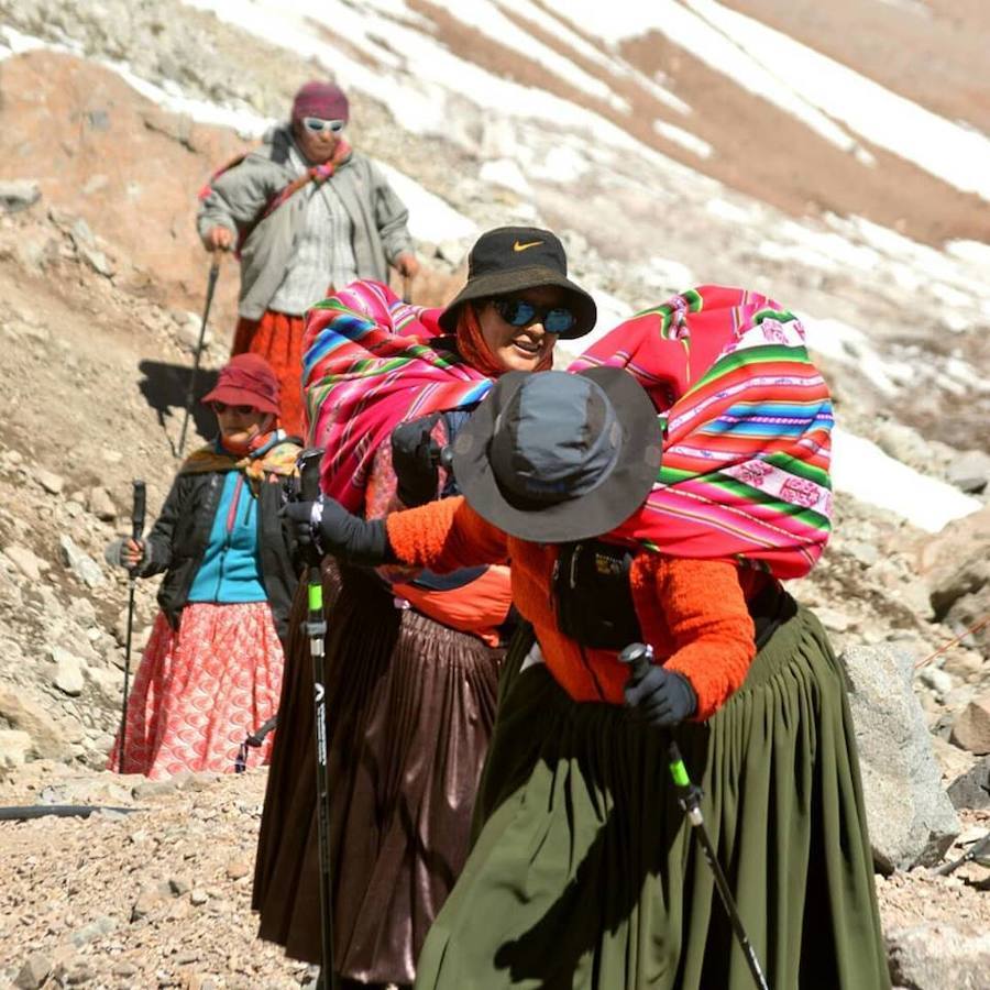 El aguayo también se utiliza en Bolivia para cargar a un bebé o a un niño pequeño en la espalda o en elregazo.