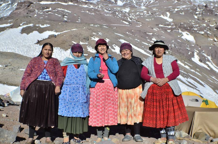 Lilia Huaylla, Analía Gonzales, Dora Magueño, Cecilia Llusco y Elena Quispe se han ganado el respetode los montañeros de su comunidad. Estas cinco mujeres fuero las que coronaron hace un mes elAconcagua.