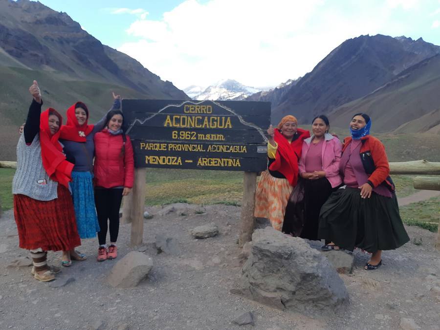 “El cielo es el límite”, dicen las cholitas. “¿Everest? ¿Por qué no? Querer es poder”, afirman.