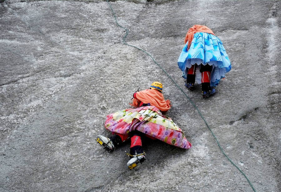 Las 'Cholitas escaladoras de Bolivia' visten la pollera o falda tradicional de su departamento, La Paz, parasubir a las montañas. Se ponen también algo de ropa térmica, como un buzo y una chaqueta de plumas,guantes, casco. "La falda no siempre es cómoda, pero nos damos la forma para llevarla. A la vez, noscubre del frío".