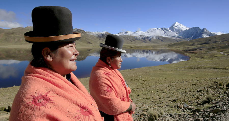 Las cholitas escaladoras visten también un sombrero de ala corta. El pelo lo llevan recogido en dostrenzas sujetas con lazos o tullmas generalmente acomodadas sobre la espalda. "Antes de subir nohacemos una ofrenda muy grande, pero siempre llevamos nuestra coquita y nuestro alcoholcito. Pedimosel respeto del achalila y de la pachamama. Les decimos que nos cuiden de todo lo malo".