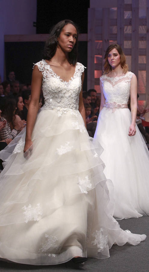 En tendencias nupciales, lo clásico deja paso a propuestas más originales: dos piezas con encaje, monos, vestidos con telas de purpurina, looks en corto, pronunciados escotes en la espalda, capas, flores en 3D, complementos en tonos pastel y turbantes. 