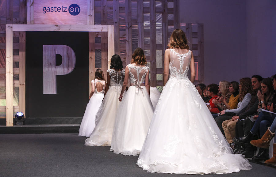 En tendencias nupciales, lo clásico deja paso a propuestas más originales: dos piezas con encaje, monos, vestidos con telas de purpurina, looks en corto, pronunciados escotes en la espalda, capas, flores en 3D, complementos en tonos pastel y turbantes. 