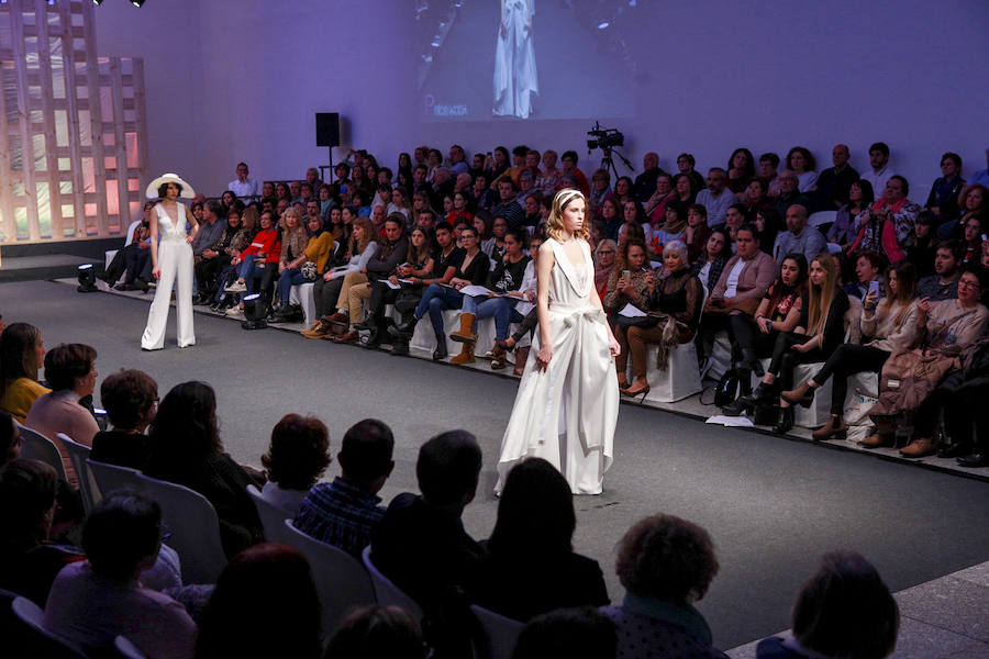 En tendencias nupciales, lo clásico deja paso a propuestas más originales: dos piezas con encaje, monos, vestidos con telas de purpurina, looks en corto, pronunciados escotes en la espalda, capas, flores en 3D, complementos en tonos pastel y turbantes. 