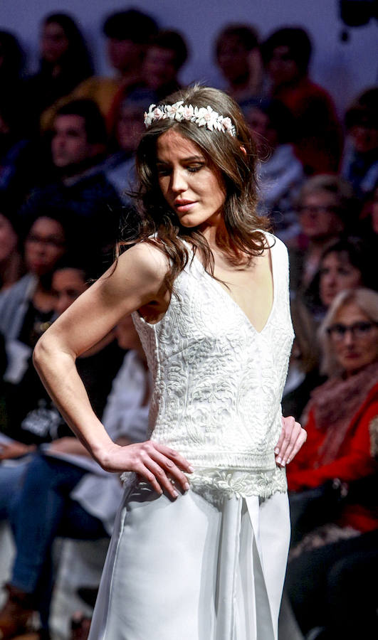 En tendencias nupciales, lo clásico deja paso a propuestas más originales: dos piezas con encaje, monos, vestidos con telas de purpurina, looks en corto, pronunciados escotes en la espalda, capas, flores en 3D, complementos en tonos pastel y turbantes. 