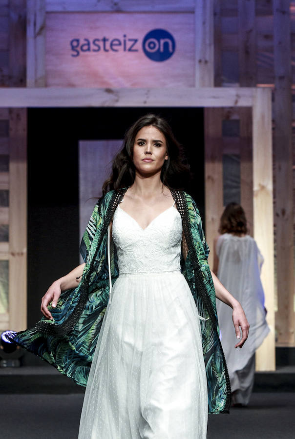 En tendencias nupciales, lo clásico deja paso a propuestas más originales: dos piezas con encaje, monos, vestidos con telas de purpurina, looks en corto, pronunciados escotes en la espalda, capas, flores en 3D, complementos en tonos pastel y turbantes. 