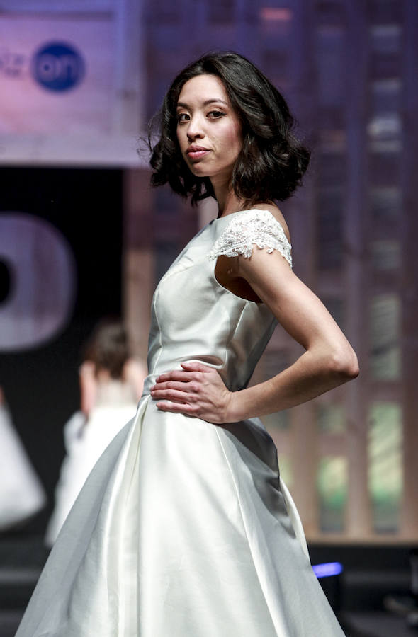 En tendencias nupciales, lo clásico deja paso a propuestas más originales: dos piezas con encaje, monos, vestidos con telas de purpurina, looks en corto, pronunciados escotes en la espalda, capas, flores en 3D, complementos en tonos pastel y turbantes. 