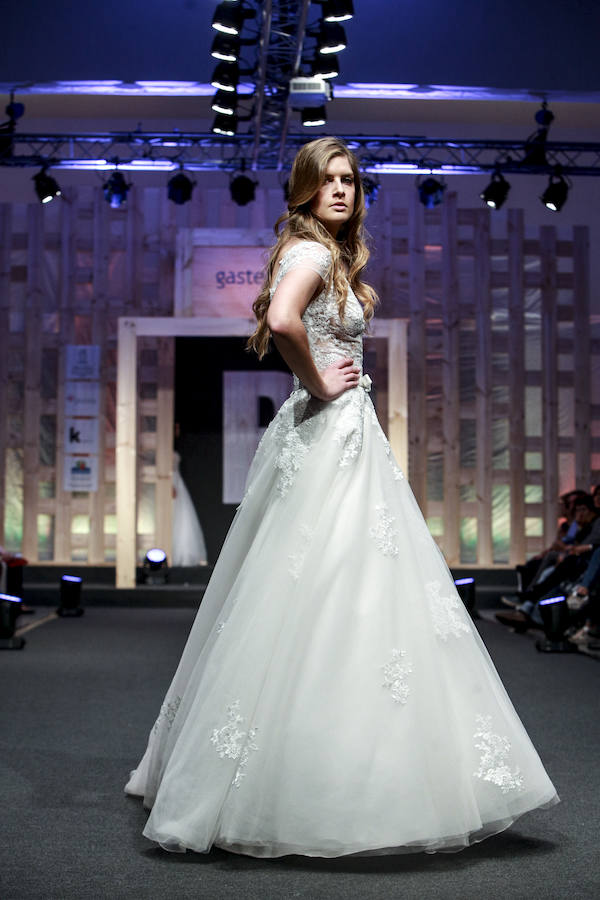 En tendencias nupciales, lo clásico deja paso a propuestas más originales: dos piezas con encaje, monos, vestidos con telas de purpurina, looks en corto, pronunciados escotes en la espalda, capas, flores en 3D, complementos en tonos pastel y turbantes. 