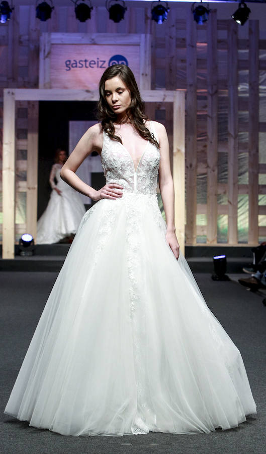 En tendencias nupciales, lo clásico deja paso a propuestas más originales: dos piezas con encaje, monos, vestidos con telas de purpurina, looks en corto, pronunciados escotes en la espalda, capas, flores en 3D, complementos en tonos pastel y turbantes. 