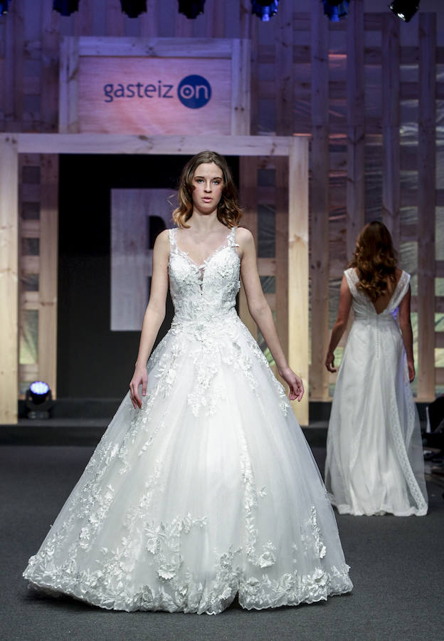 En tendencias nupciales, lo clásico deja paso a propuestas más originales: dos piezas con encaje, monos, vestidos con telas de purpurina, looks en corto, pronunciados escotes en la espalda, capas, flores en 3D, complementos en tonos pastel y turbantes. 