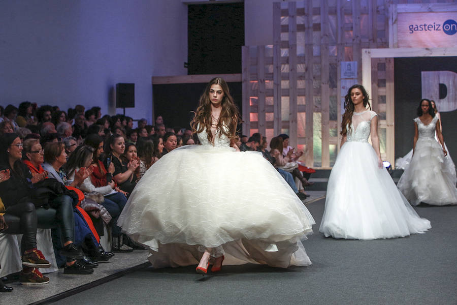 En tendencias nupciales, lo clásico deja paso a propuestas más originales: dos piezas con encaje, monos, vestidos con telas de purpurina, looks en corto, pronunciados escotes en la espalda, capas, flores en 3D, complementos en tonos pastel y turbantes. 