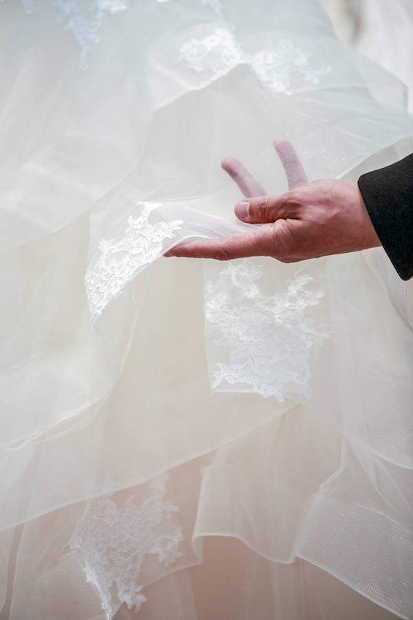 El finalista de la segunda temporada de Maestros de la Costura acude a la Pasarela Gasteiz On y escoje para ÁlavaDmoda sus cuatro vestidos de novia favoritos