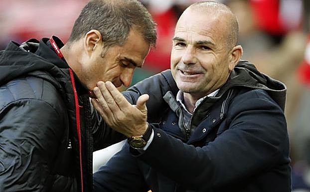 El entrenador del Levante saluda a Garitano. 