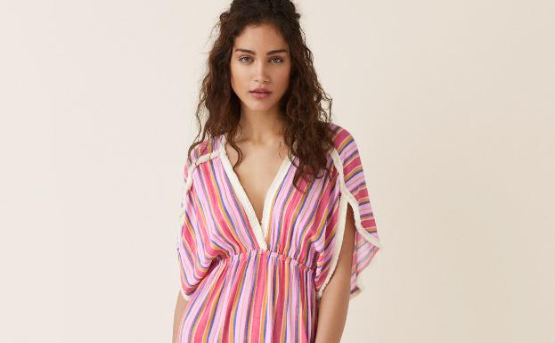 Imagen principal - El vestido con manguitas anchas en rayas rosa y blanco cuesta 39,99 euros. Abajo a la izquierda, vestido azul con flores por el mismo. A la derecha, vestido con escote 'halter' y flecos que cuesta 23,99 euros. Son los tres de Women Secret.