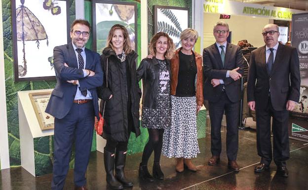 Imagen principal - Carmelo Lezana, Zuriñe Ortiz de Latierro, Laura Piedra, Mari Carmen Navarro, Carlos Lago y José Miguel Santamaría, en representación de EL CORREO y El Corte Inglés, ayer en la exposición. Abajo, dos de los personajes de la exposición. 